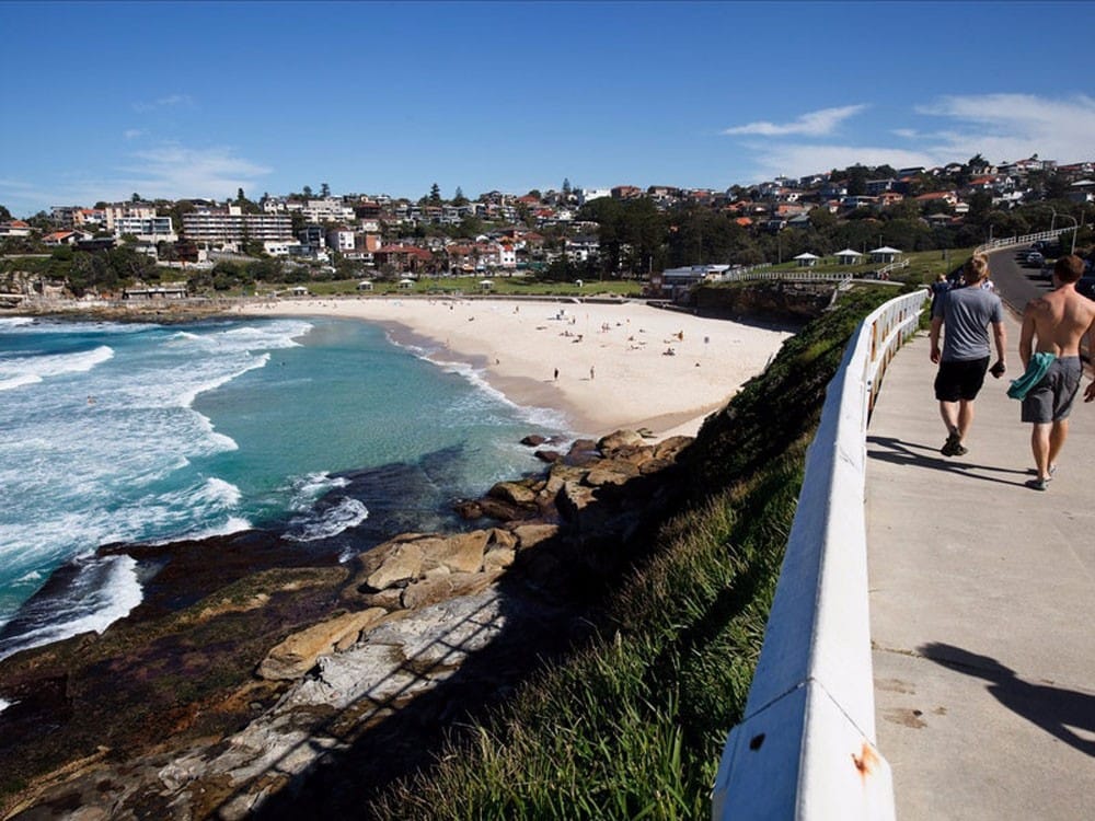 La costa de Australia fotografía de un paseo marítimo de Australia con la playa y la ciudad de fondo